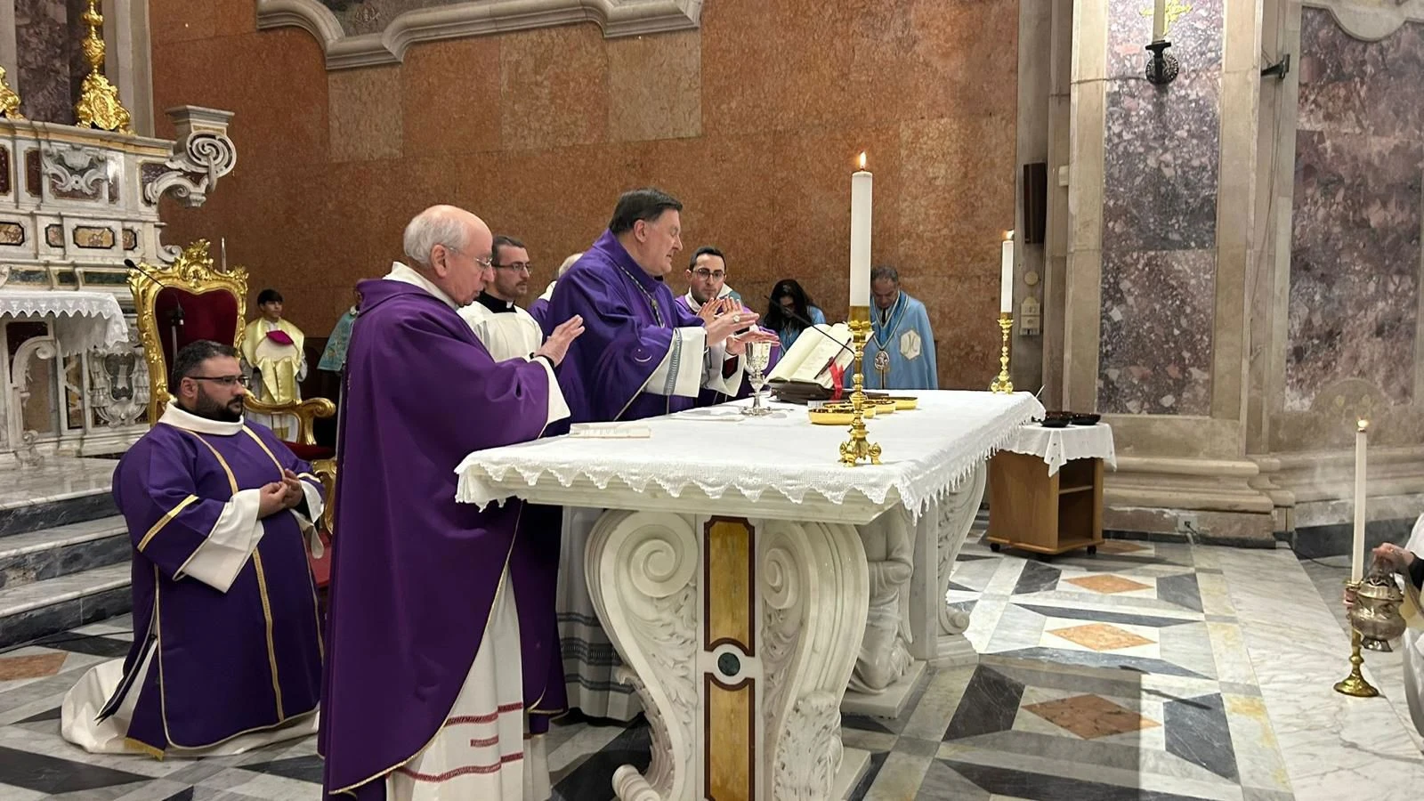 Catanzaro, Mercoledì delle Ceneri: l’arcivescovo Maniago apre la Quaresima nella Basilica dell’Immacolata