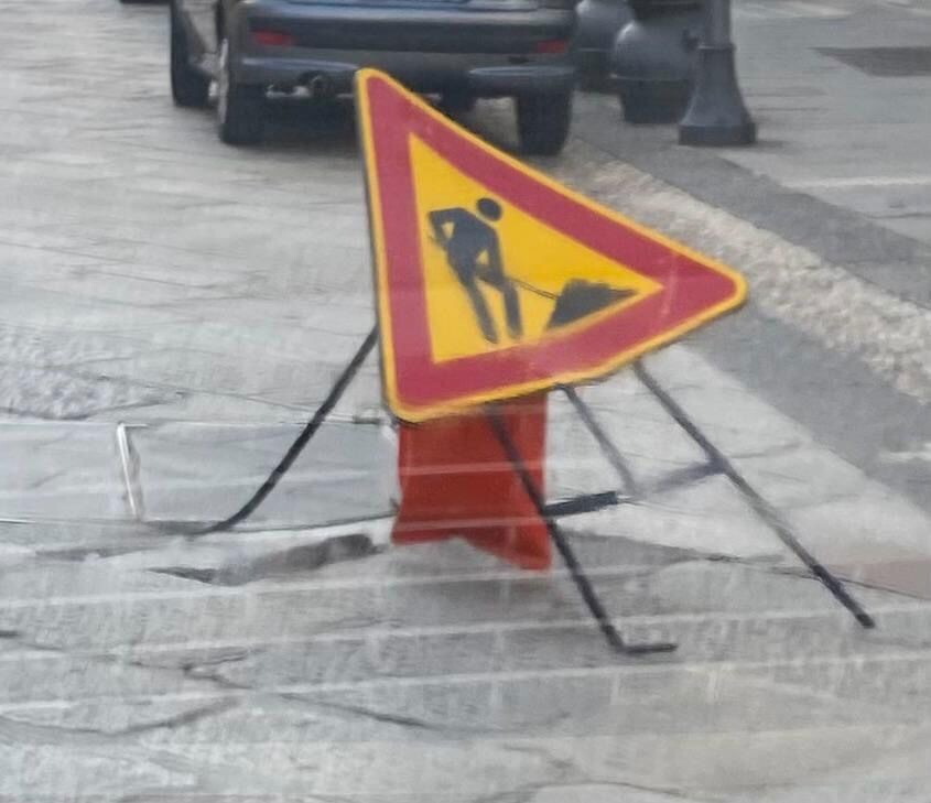 Il Movimento “Noi Amiamo Catanzaro” ironizza sulla segnaletica dei lavori su Corso Mazzini images Il Movimento “Noi Amiamo Catanzaro” ironizza sulla segnaletica dei lavori su Corso Mazzini