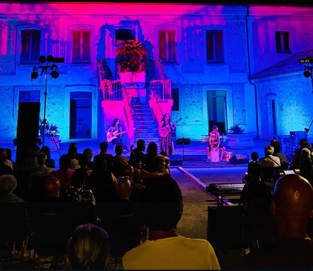 Montauro, le Balivas conquistano Palazzo Zizzi: raffinatezza e contaminazioni per una serata di grande musica