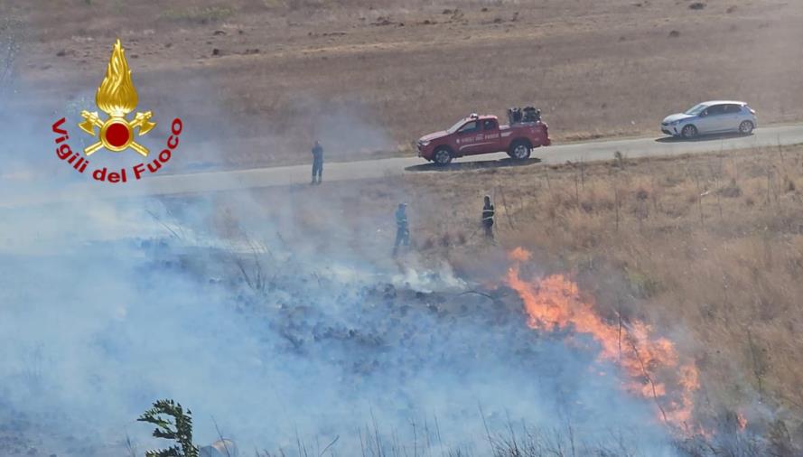images Isola Capo Rizzuto, il vento alimenta gli incendi: il fuoco lambisce alcune abitazioni