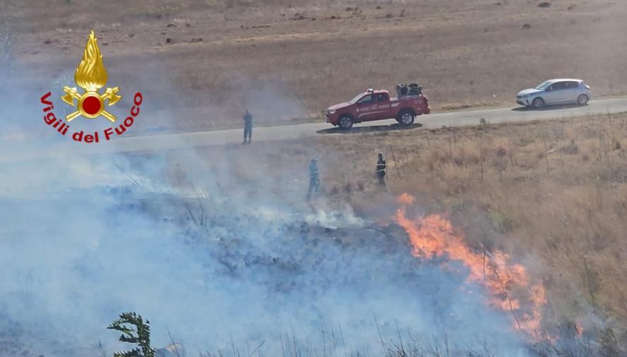 Isola Capo Rizzuto, il vento alimenta gli incendi: il fuoco lambisce alcune abitazioni