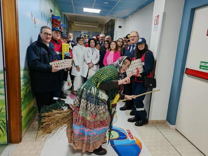 images Carabinieri in servizio e in pensione all’ospedale di Polistena: doni per i bambini ricoverati