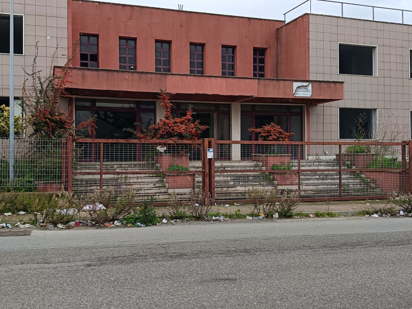 images Reggio, quartiere Arghillà dimenticata dallo Stato: il Posto di Polizia c’è solo sulla carta