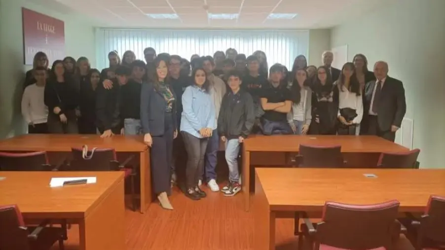 I liceali della “Don Bosco” di Soverato in Tribunale per assistere ad un processo dal vivo images I liceali della “Don Bosco” di Soverato in Tribunale per assistere ad un processo dal vivo