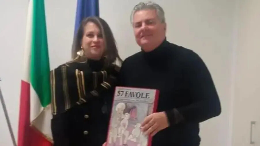 images Consegnato a Filippo Mancuso il volume “57 Favole di Saverio Strati” per promuovere la cultura calabrese