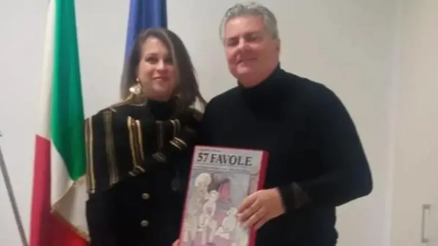 images Consegnato a Filippo Mancuso il volume “57 Favole di Saverio Strati” per promuovere la cultura calabrese