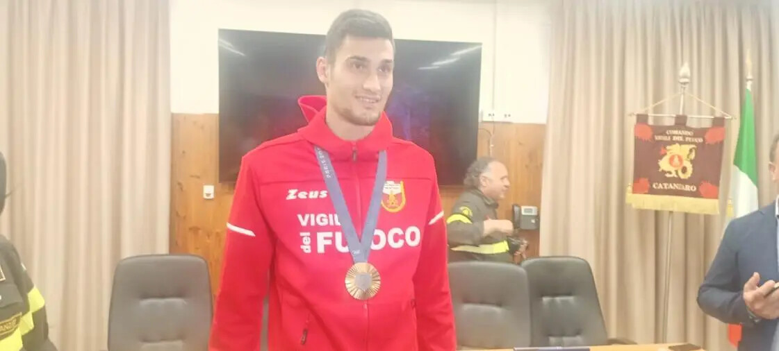 Catanzaro, il bronzo olimpico Simone Alessio celebrato dai vigili del fuoco: “Orgoglioso di essere calabrese” images Catanzaro, il bronzo olimpico Simone Alessio celebrato dai vigili del fuoco: “Orgoglioso di essere calabrese”