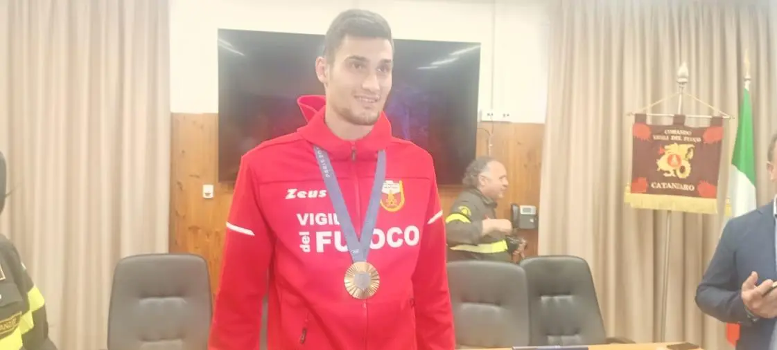 Catanzaro, il bronzo olimpico Simone Alessio celebrato dai vigili del fuoco: “Orgoglioso di essere calabrese” images Catanzaro, il bronzo olimpico Simone Alessio celebrato dai vigili del fuoco: “Orgoglioso di essere calabrese”