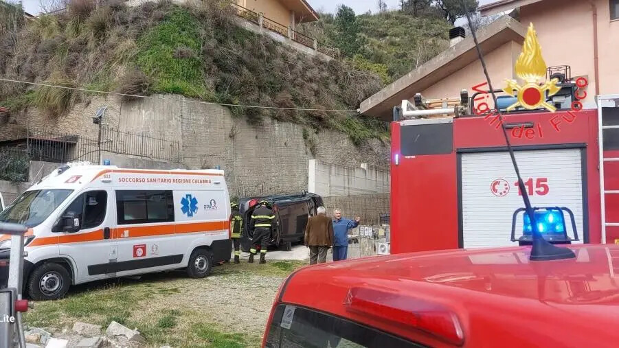 images Catanzaro, auto fuori controllo si ribalta in una proprietà privata: ferita una donna