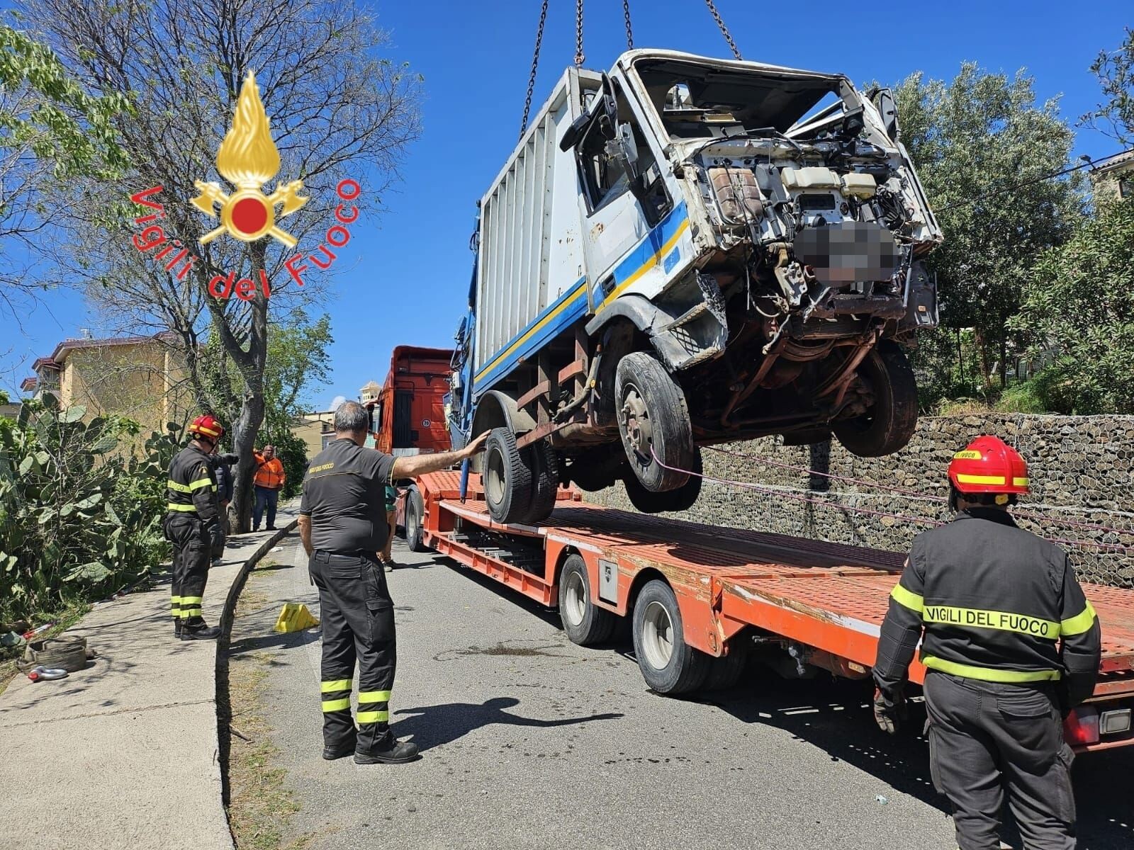 images Cede il freno: scontro tra un autocompattatore in sosta e 2 auto a Soveria Simeri 