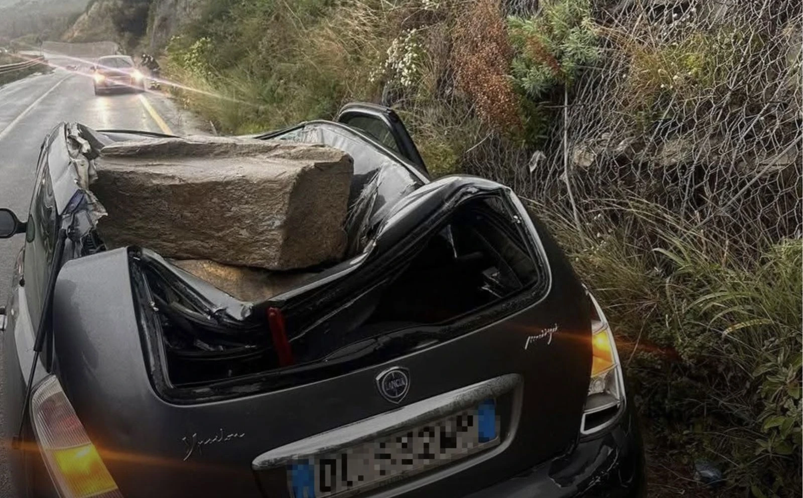 Maltempo in Calabria, massi precipitano su un'auto nel Reggino: ferito il conducente