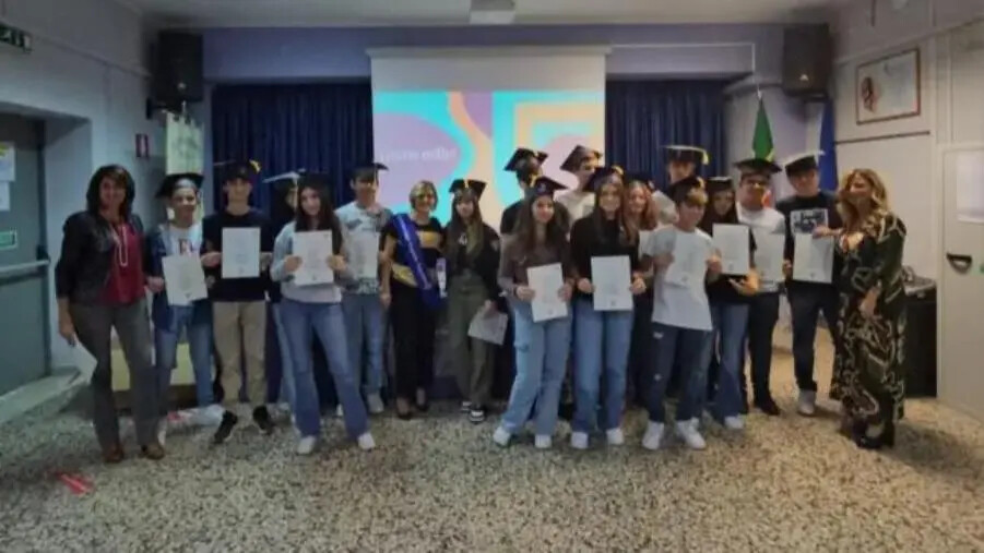 Catanzaro, all'IC 'Casalinuovo' la consegna delle certificazioni "Young Learners" a 59 alunni images Catanzaro, all'IC 'Casalinuovo' la consegna delle certificazioni "Young Learners" a 59 alunni