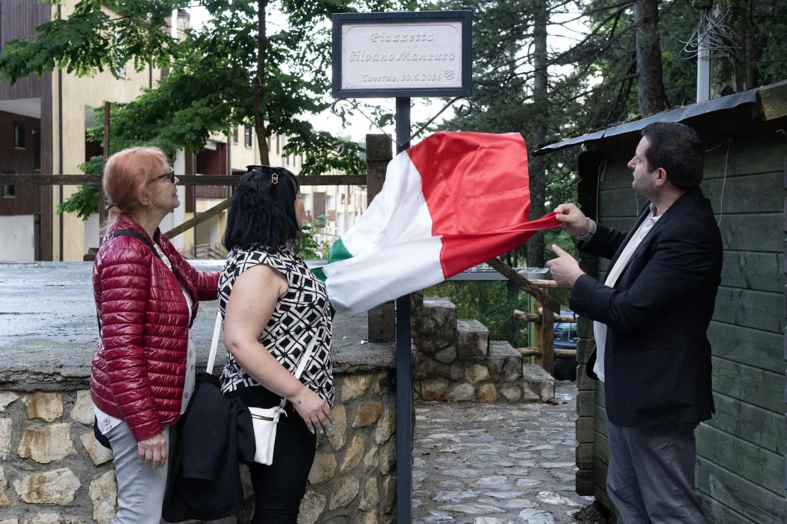 Taverna, inaugurata "Piazzetta Silvano Mancuso": primi passi del nuovo decoro urbano della Sila 