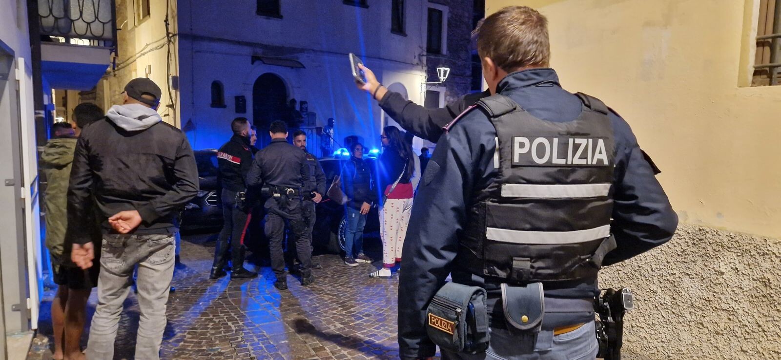 images Catanzaro, rissa nel centro storico: caccia a un uomo in fuga