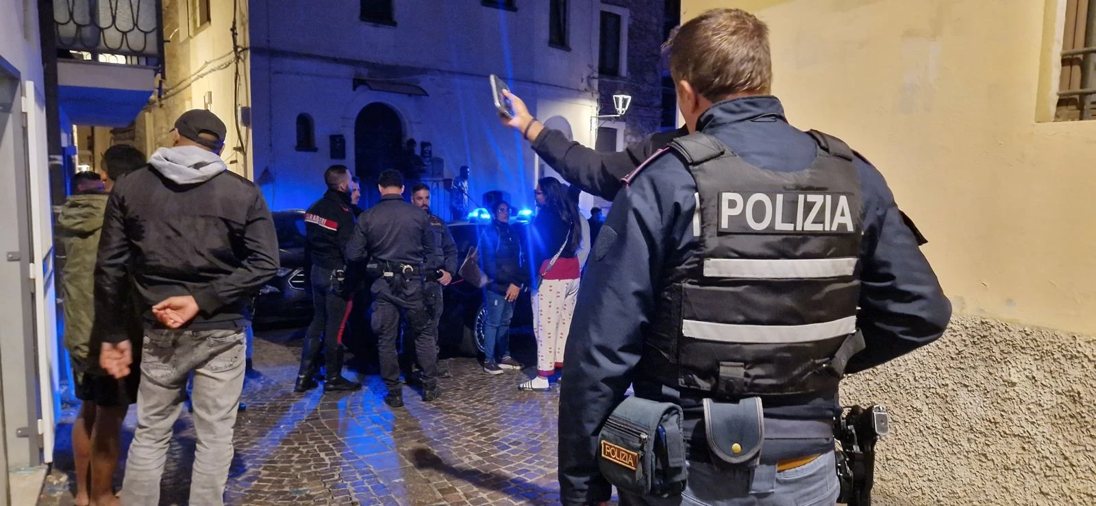 Catanzaro, rissa nel centro storico: caccia a un uomo in fuga
