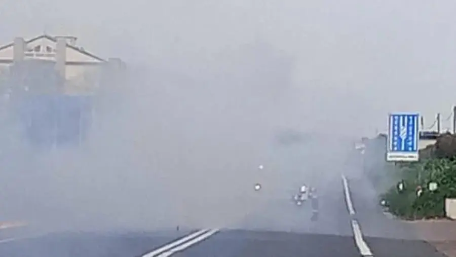 images Auto prende fuoco sulla strada dei Due Mari, passeggeri salvati dalla Polstrada 