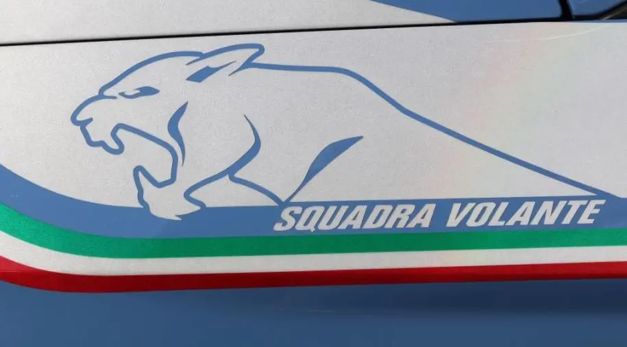 Catanzaro, teme un tradimento e aggredisce la presunta rivale in amore: interviene la polizia
