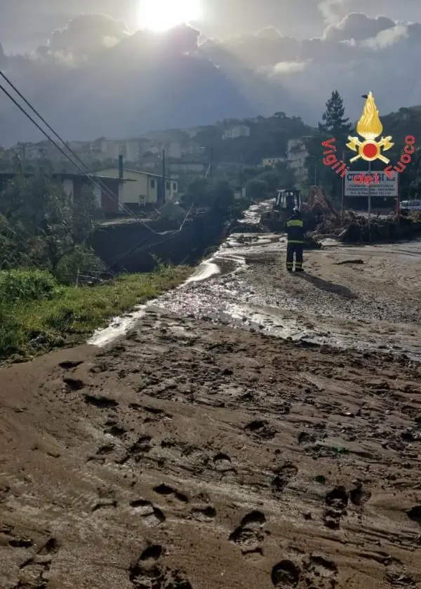 images Maltempo in Calabria, traffico bloccato sulla Statale 18 “Tirrena Inferiore” 
