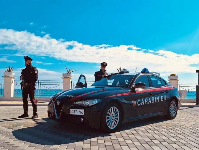 images Prova ad estorcere soldi ai nipoti, non glieli danno e li spara: arrestato 50enne a Cirò Marina