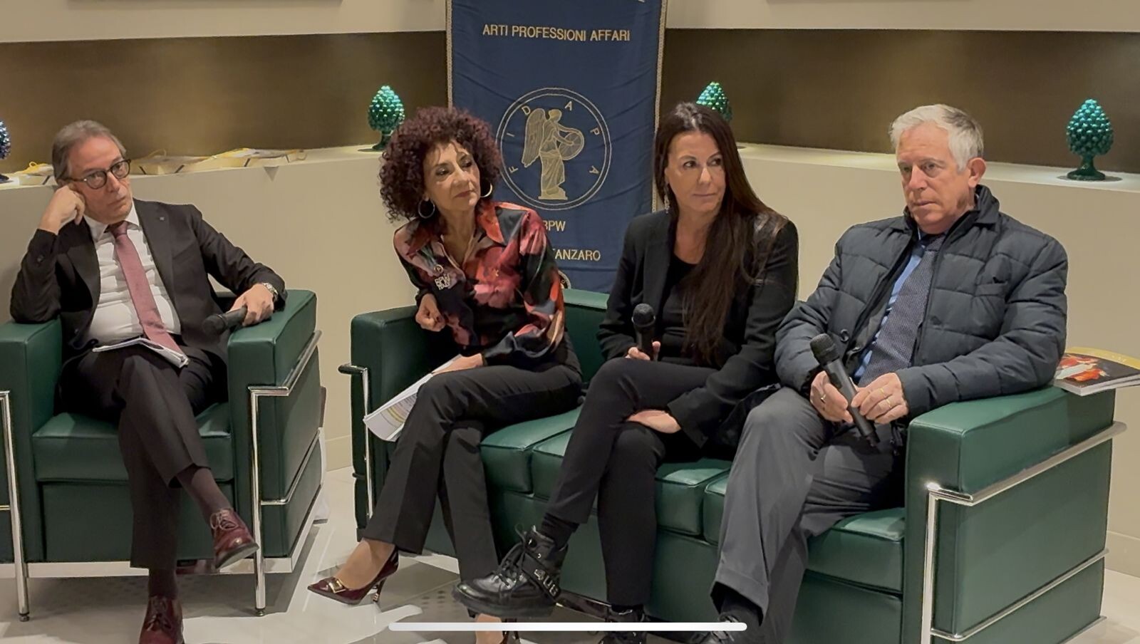 images “Oltre la tela”: la BCC di Catanzaro apre le sue porte al dialogo sulla violenza di genere 