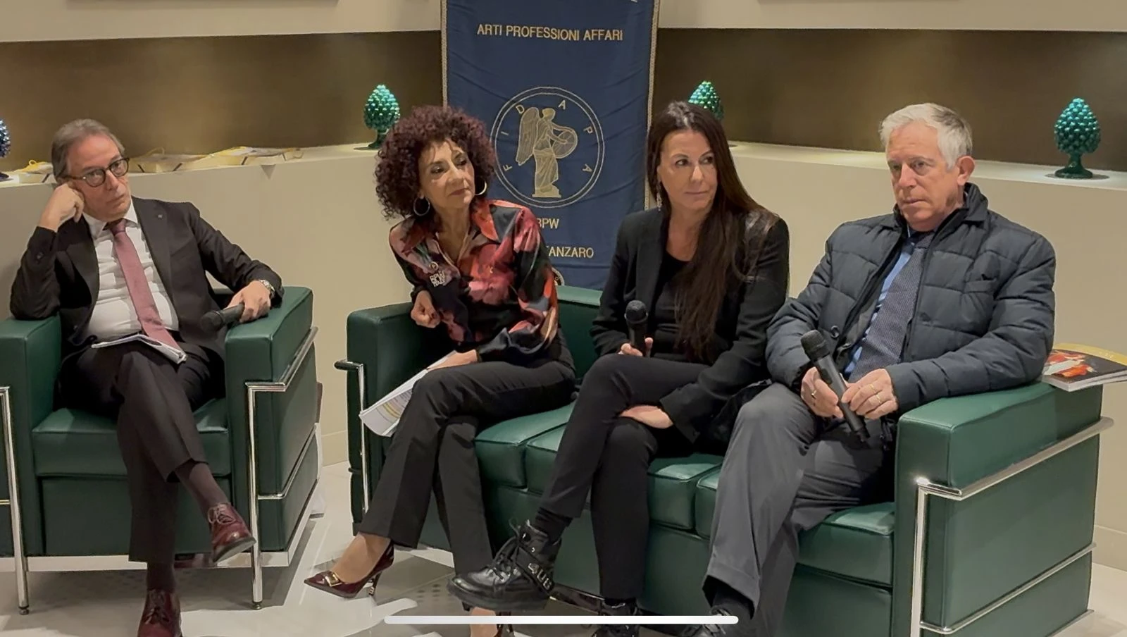 “Oltre la tela”: la BCC di Catanzaro apre le sue porte al dialogo sulla violenza di genere 