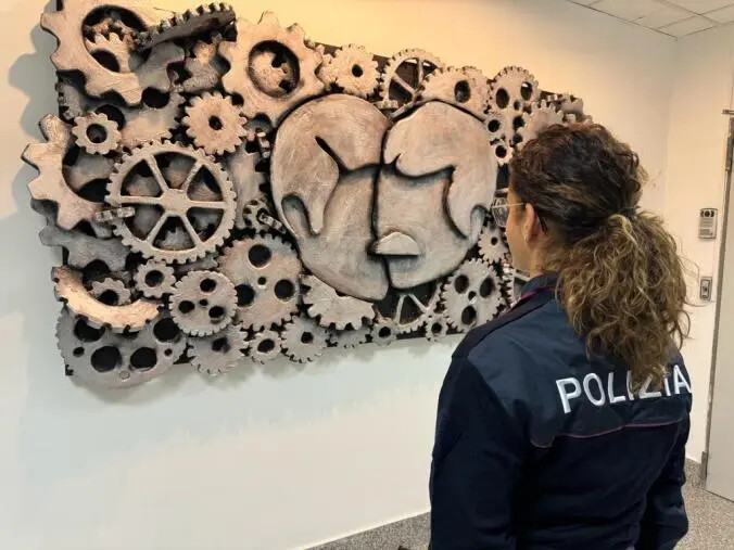 images Contro la violenza di genere: la Questura di Reggio ha inaugurato il percorso della memoria, la stanza d’ascolto per vittime vulnerabili e un'opera d’arte contemporanea