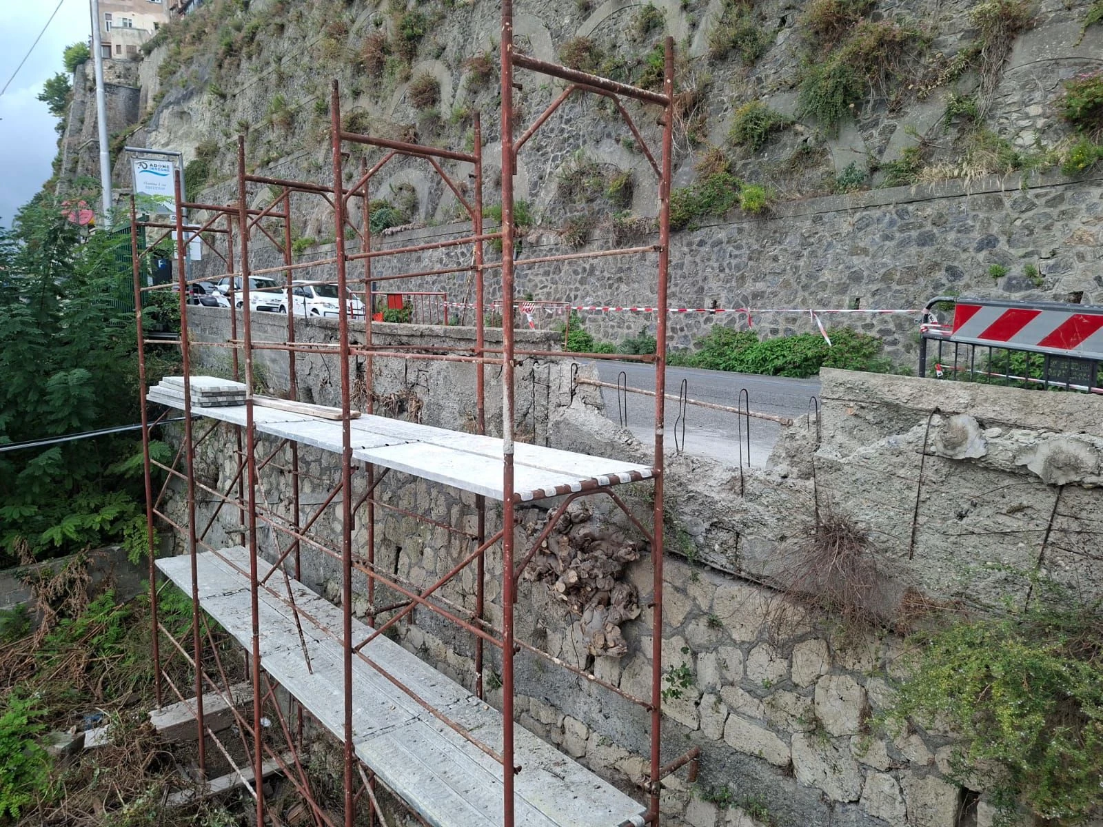 Catanzaro, partono i lavori per il muro di via Carlo V: la soddisfazione de La Tazzina della Legalità dopo la segnalazione 