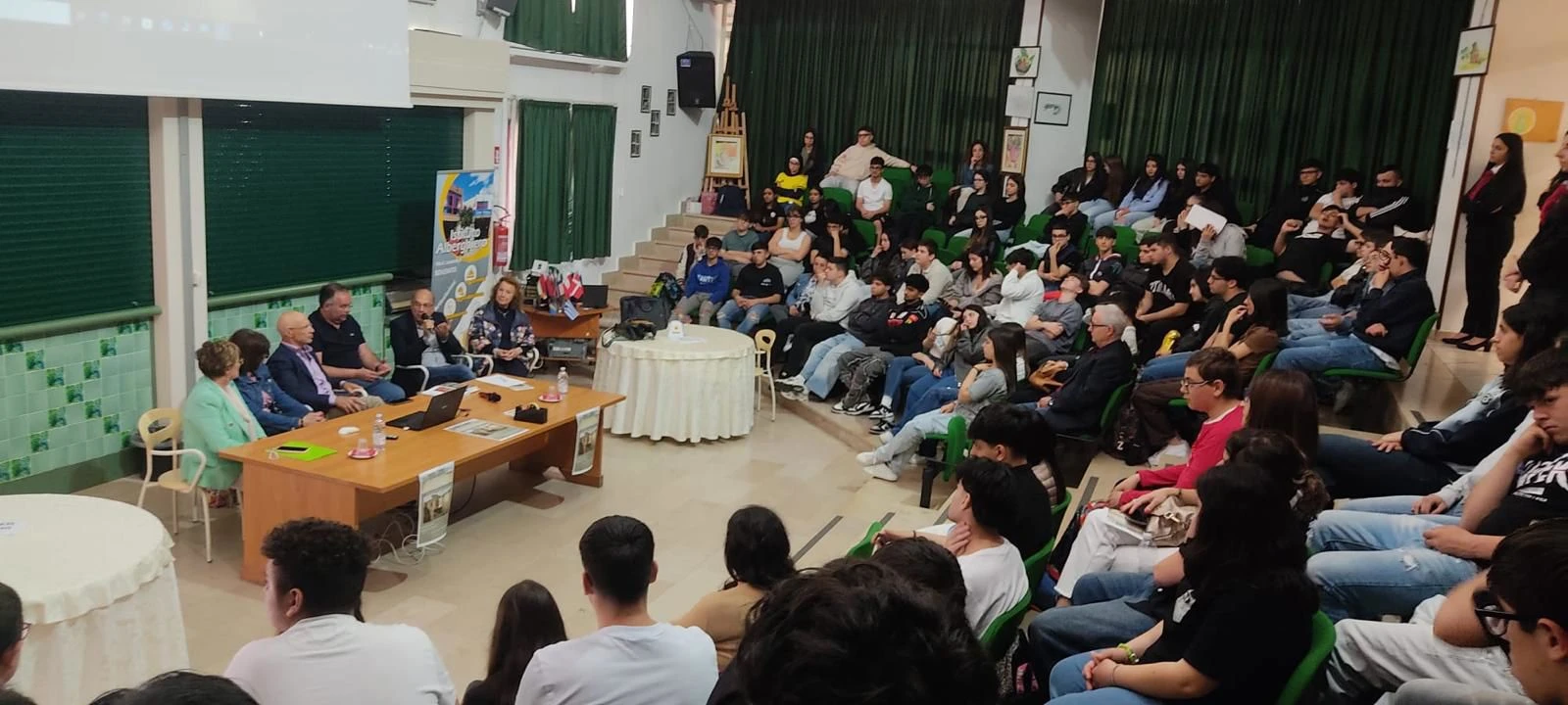 A Soverato “Io leggo perché”: all’IPSSEOA Dante incontra i giovani e il Paradiso si fa voce 