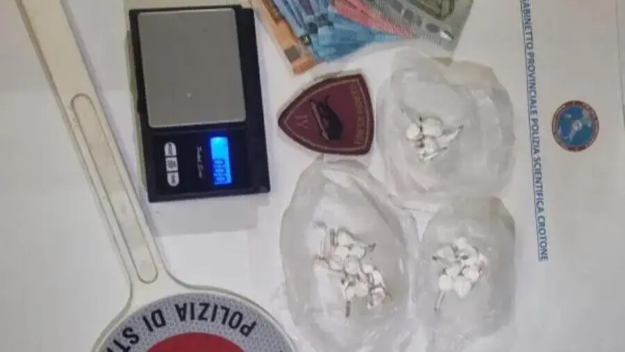 Crotone, tenta di disfarsi della droga nascosta negli slip: arrestato images Crotone, tenta di disfarsi della droga nascosta negli slip: arrestato