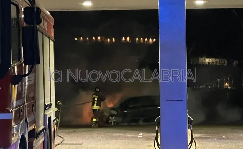 images Catanzaro, auto in fiamme presso l'ex Motel Agip: Polizia e Vigili del fuoco sul posto