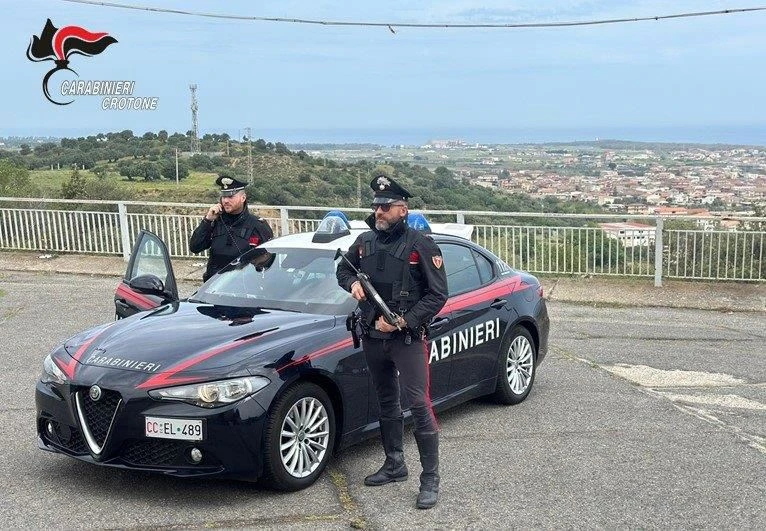 Violenza privata, atti persecutori e revenge porn: arresti domiciliari per un 31enne nel Crotonese