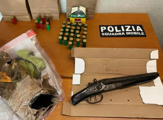 Sequestrato un fucile a canne mozze sotterrato in un podere nel Vibonese: un arresto images Sequestrato un fucile a canne mozze sotterrato in un podere nel Vibonese: un arresto
