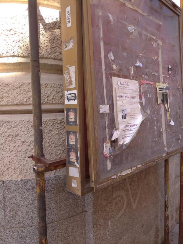 images Bacheca pericolosa su corso Mazzini, commerciante si sfoga: "Stufo di ripararla al posto del Comune"