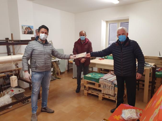 Coronavirus. Il sindaco di Camini offre al collega di Badolato le mascherine prodotte dagli immigrati: quando il gemellaggio tra Comuni funziona images Coronavirus. Il sindaco di Camini offre al collega di Badolato le mascherine prodotte dagli immigrati: quando il gemellaggio tra Comuni funziona