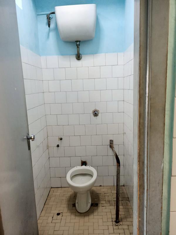 images Bagni da Terzo mondo nel reparto di Ortopedia all'ospedale di Crotone (FOTO)