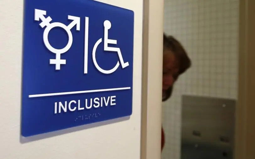 images Bagni "arcobaleno" nelle scuole, il dissenso di Lotta Studentesca per l'iniziativa del Governo