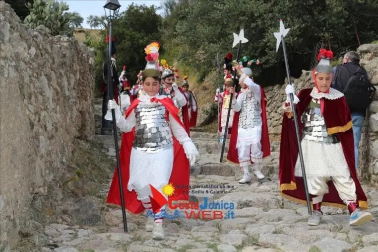 Badolato, c’è pure l’androgino nella “Via Crucis” images Badolato, c’è pure l’androgino nella “Via Crucis”