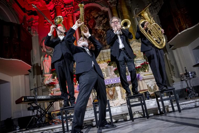 images Catanzaro, l'ironia dei “professori” della Banda Osiris travolge il pubblico alla Chiesa del Monte