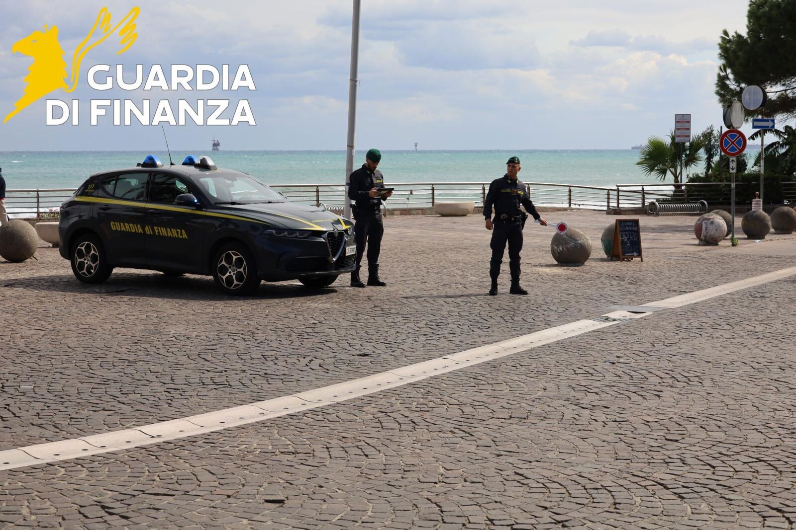 images Controlli della Guardia di Finanza a Crotone: 70% degli scontrini irregolari e sequestrati oltre 183mila prodotti 