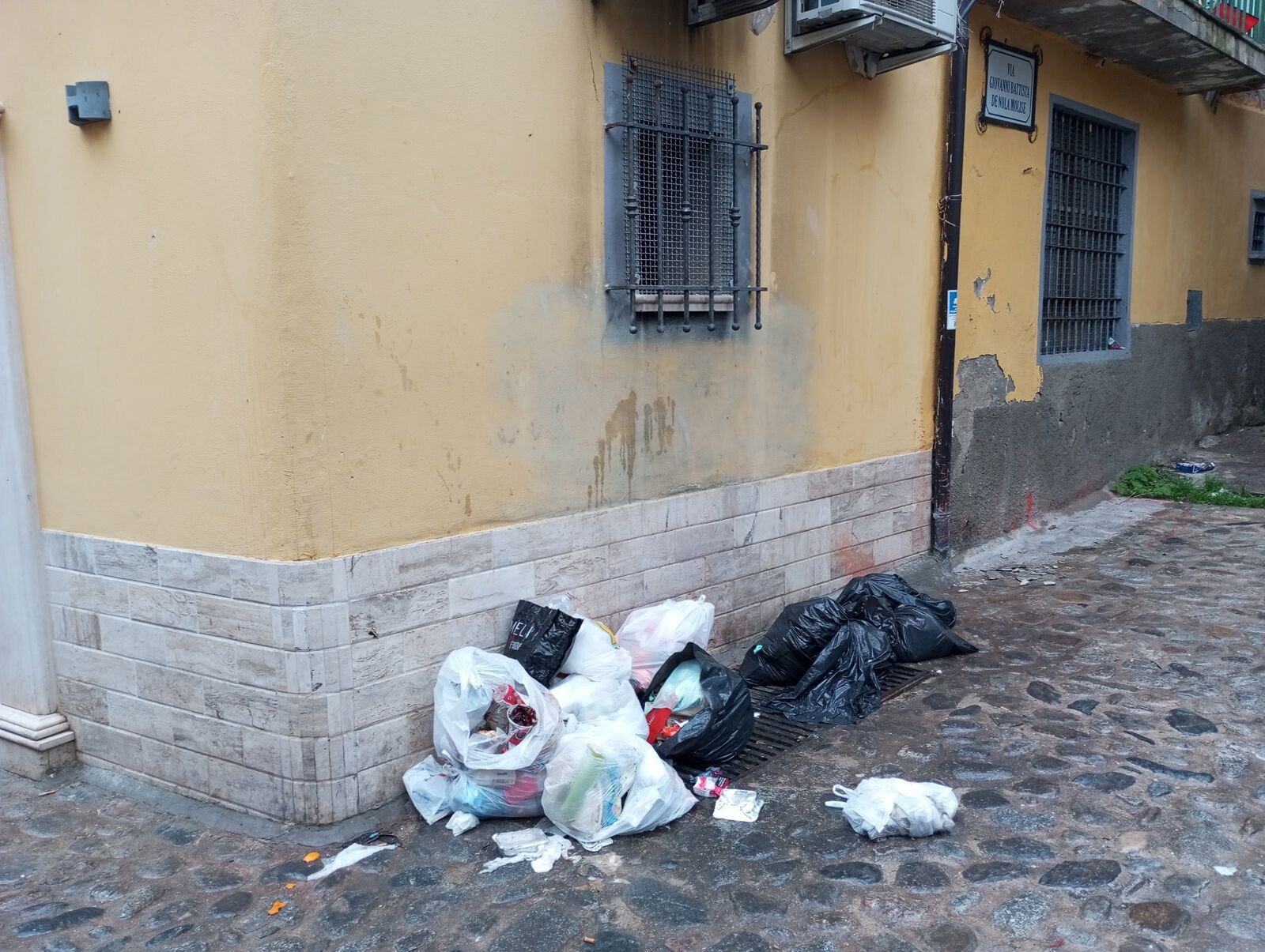 images Degrado nel centro storico di Crotone, la segnalazione di Loris Rossetto 