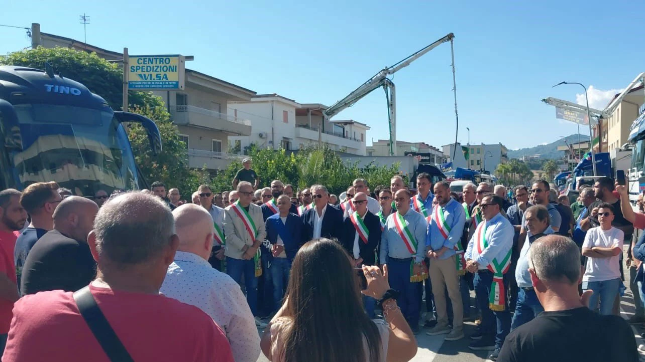 Davoli, il presidio contro il caro vita si allarga: arrivano Mancuso, Mormile e i sindaci del Basso Jonio