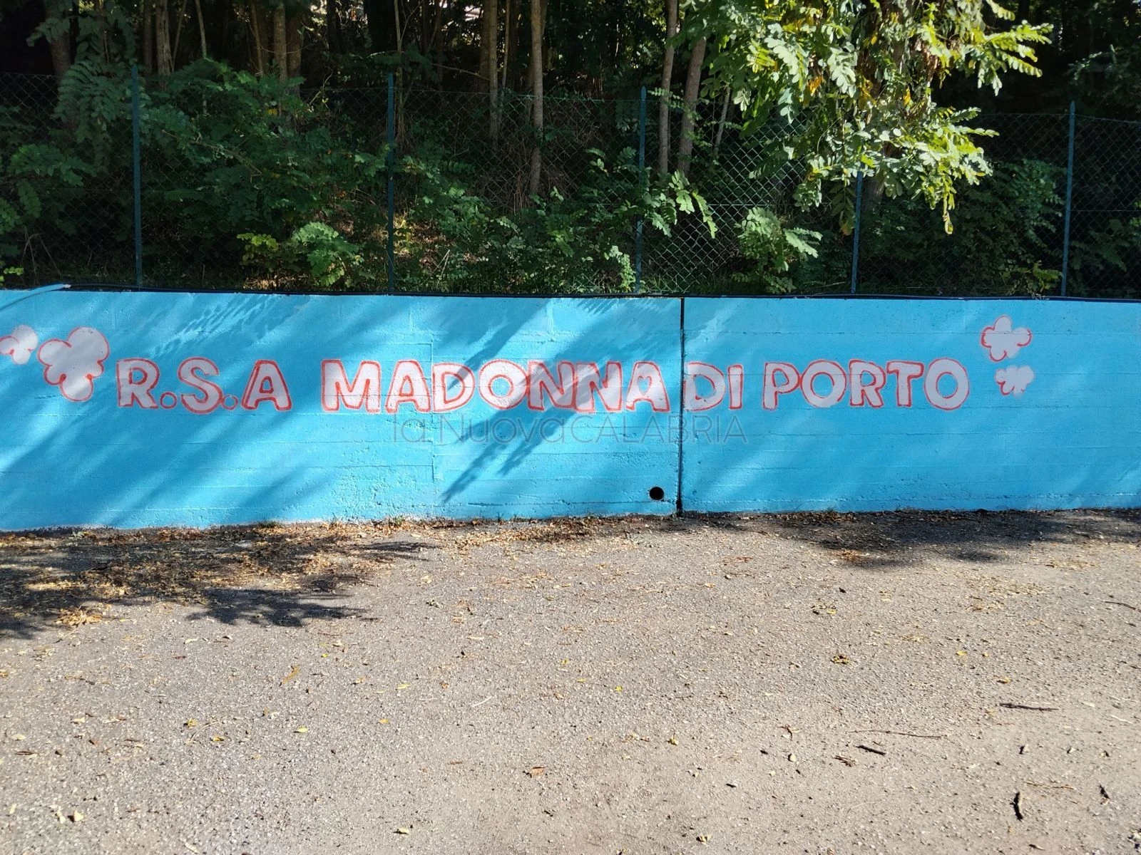"Nonni a Colori": l'Rsa Madonna di Porto trasforma il muro d'ingresso in arte e collettività
