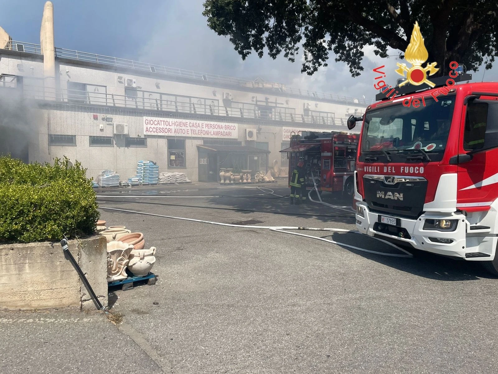 Fiamme in un negozio a Catanzaro, evacuate le persone all’interno