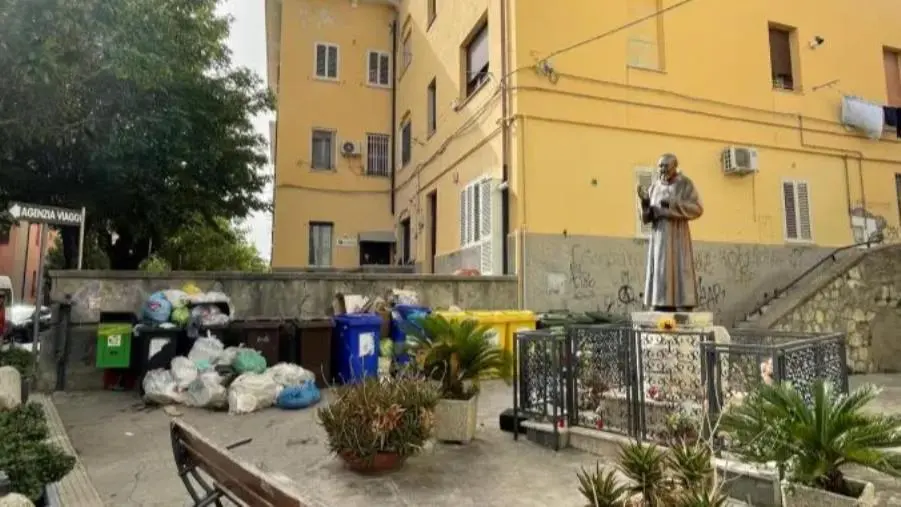 images Catanzaro, una lettrice segnala: "Rifiuti accanto alla statua del santo: indecoroso"