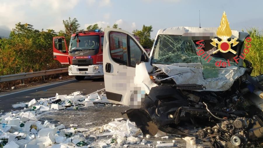 Incidente a Tortora Marina: c’è un morto, traffico rallentato  images Incidente a Tortora Marina: c’è un morto, traffico rallentato