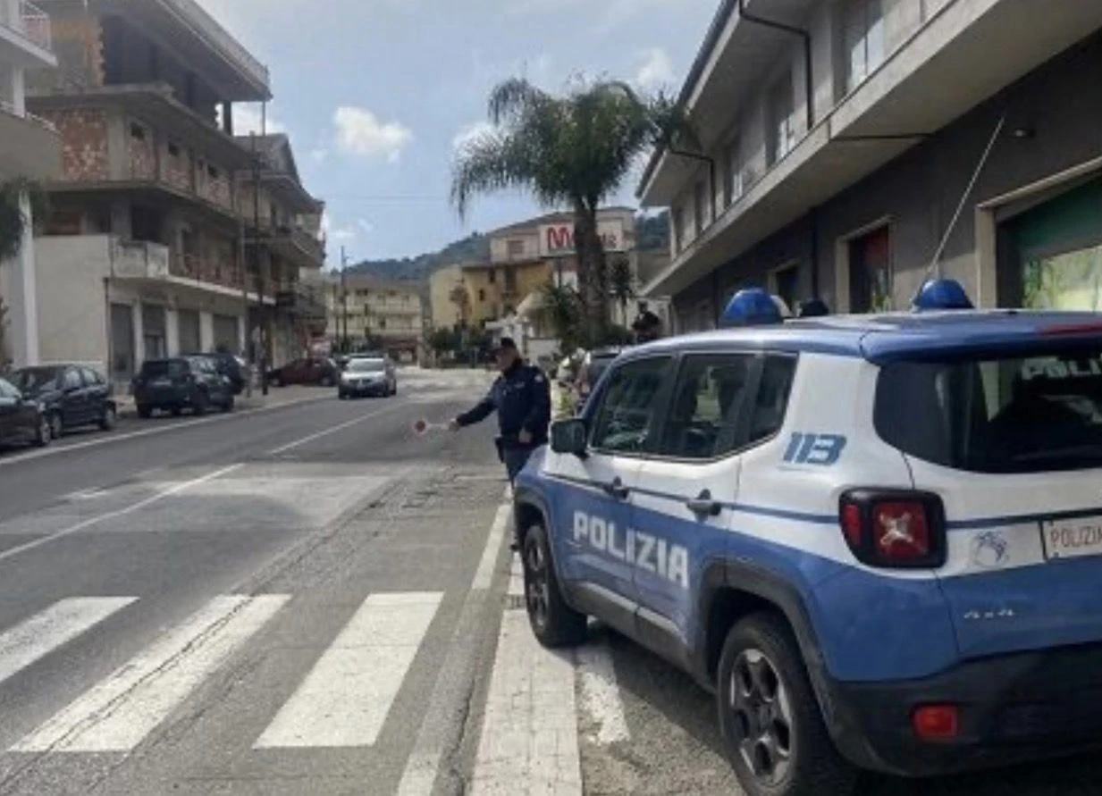 Maxi controlli della Polizia a Cirò Marina: 478 identificati, due denunciati e sanzioni per 26mila euro