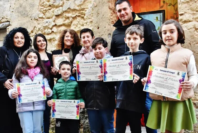 images Zungri, vecchio portone rinasce grazie all’opera dei piccoli artisti del corso "Arte Bimbi"