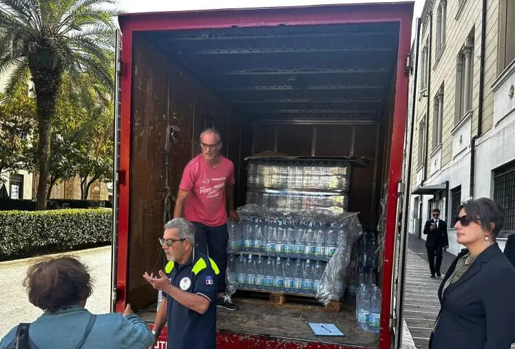 images Catanzaro, numero verde per la consegna a domicilio delle casse d'acqua ad anziani e fragili  