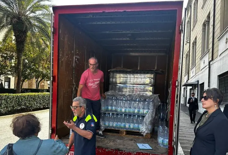 images Catanzaro, numero verde per la consegna a domicilio delle casse d'acqua ad anziani e fragili  