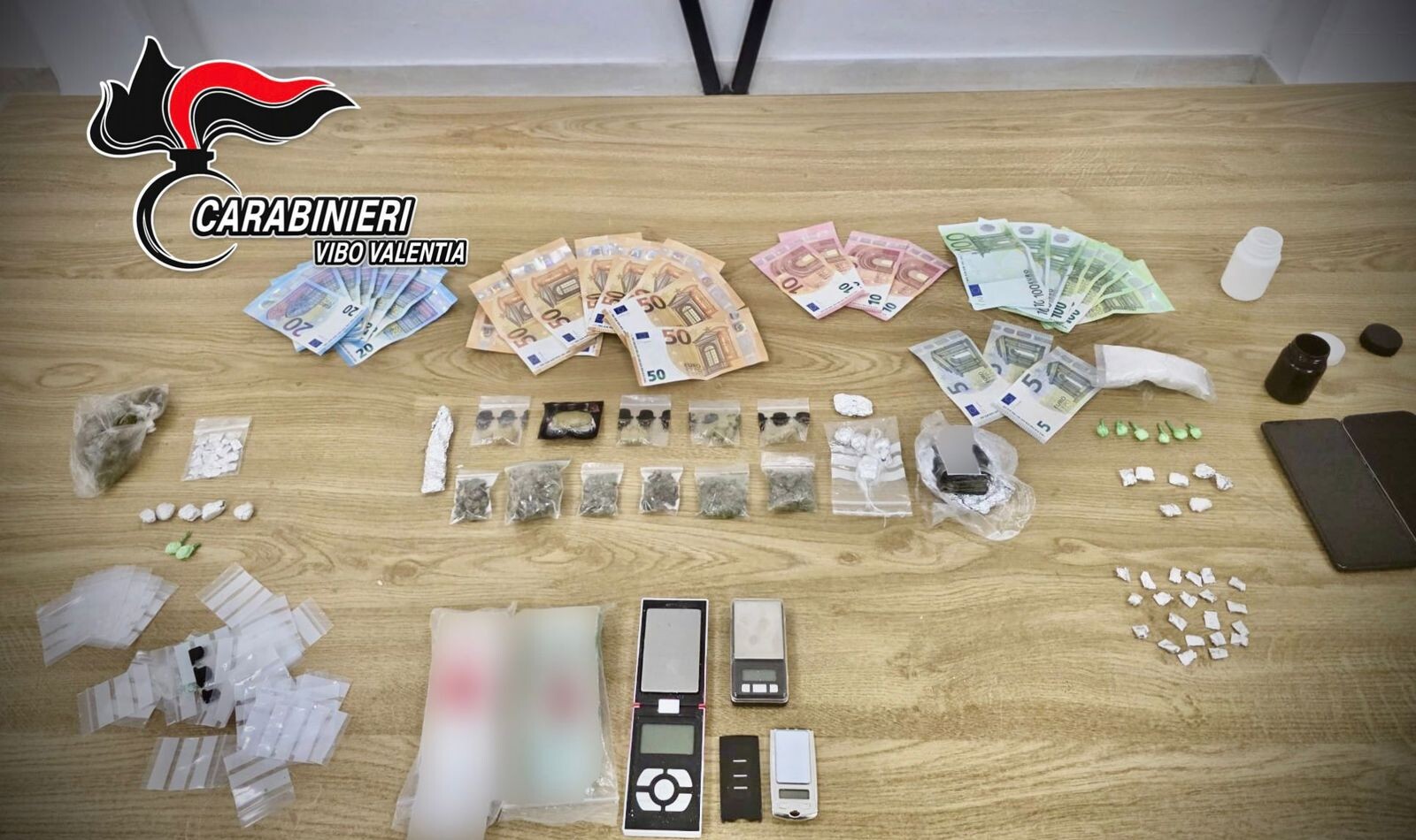 images Sorpreso mentre cede dose di droga nel Vibonese, ai domiciliari: in casa cocaina, hashish e marijuana  